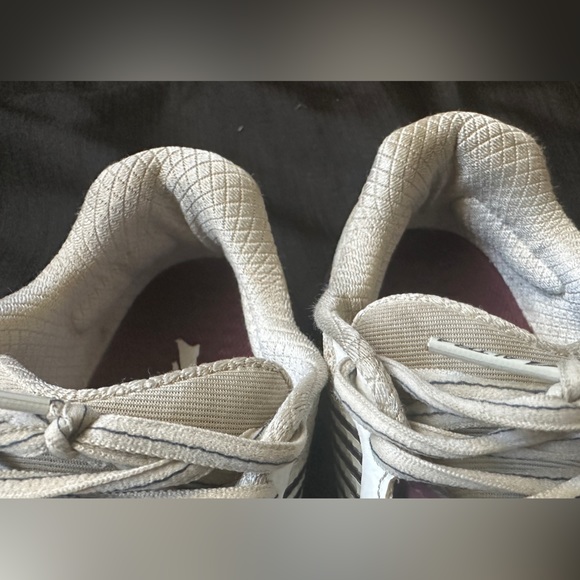 Altra provision 4 women’s size 7 white/burgundy - Picture 8 of 8